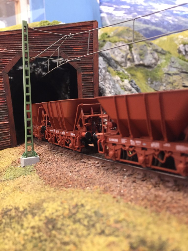 Mas 1950 vogner kjører inn i snøverbygg